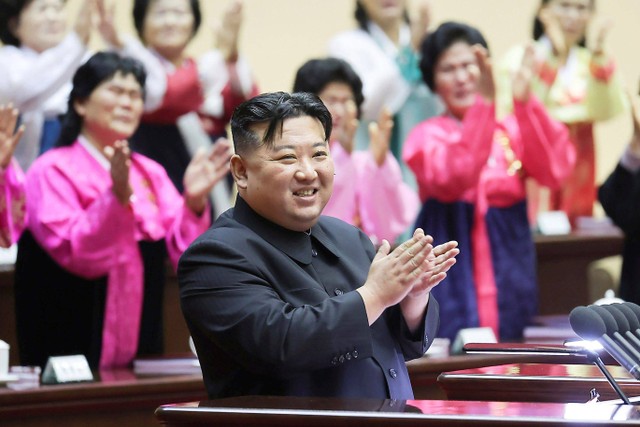 Pemimpin Korea Utara Kim Jong-un bertepuk tangan dalam Pertemuan Ibu Nasional di Pyongyang, Korea Utara. Foto: KCNA/via AP PHOTO