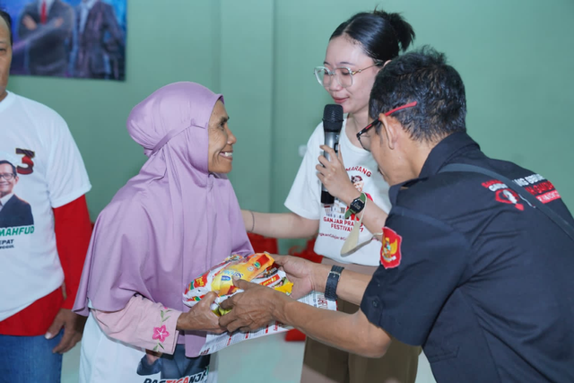 Sahabat Ganjar dalam membagikan sembako murah untuk warga Klaten, Jawa Tengah, Minggu (3/12). Foto: Dok. Istimewa