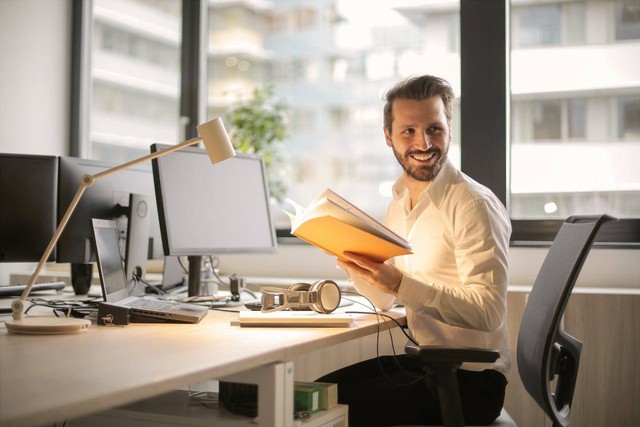 Ilustrasi mindset positif saat bekerja. Sumber foto: Pexels
