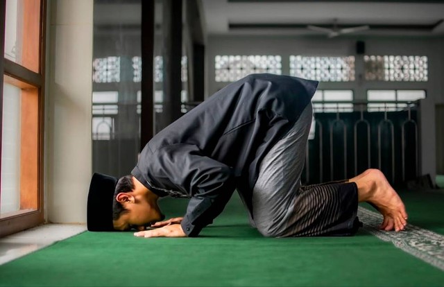 Ilustrasi Jelaskan Hikmah Melaksanakan Sujud Syukur. Sumber Unsplash/Masjid Pogung Dalangan