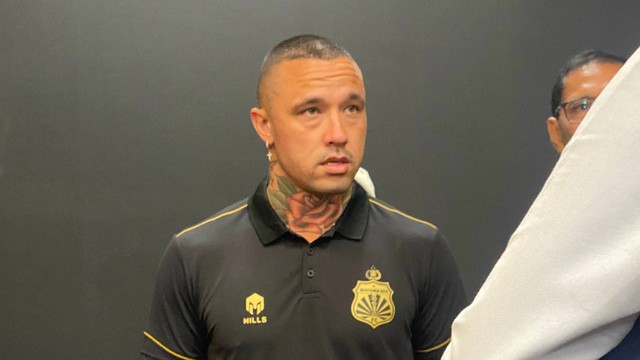 Radja Nainggolan diperkenalkan sebagai pemain baru Bhayangkara FC di Jakarta, Senin (4/12/2023). Foto: Soni Insan Bagus/kumparan