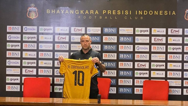 Radja Nainggolan diperkenalkan sebagai pemain baru Bhayangkara FC di Jakarta, Senin (4/12/2023). Foto: Soni Insan Bagus/kumparan