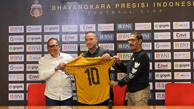 Radja Nainggolan diperkenalkan sebagai pemain baru Bhayangkara FC di Jakarta, Senin (4/12/2023). Foto: Soni Insan Bagus/kumparan