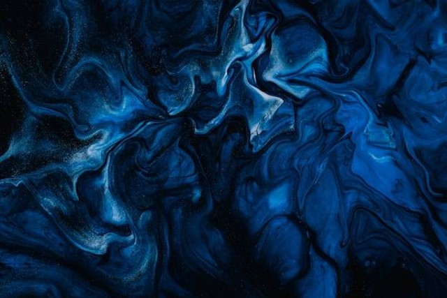 Arti warna biru tua. Foto: Unsplash/Pawel Czerwinski