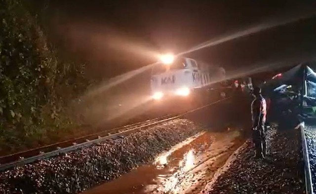 PT KAI memastikan jalur KA antara Stasiun Karanggandul – Stasiun Karangsari (Lintas Cirebon – Purwokerto) sudah bisa dilalui dengan kecepatan terbatas 10 km/jam. PT KAI