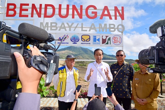 Presiden Jokowi meninjau pembangunan Bendungan Mbay di NTT. Foto: Muchlis Jr/Biro Pers Sekretariat Presiden