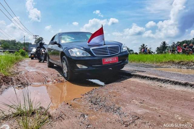 Mobil yang ditumpangi Presiden Jokowi melintasi jalan rusak di Jalan Ryacudu Kabupaten Lampung Selatan, Jumat (5/5/2023). Foto: Dok. Agus Suparto