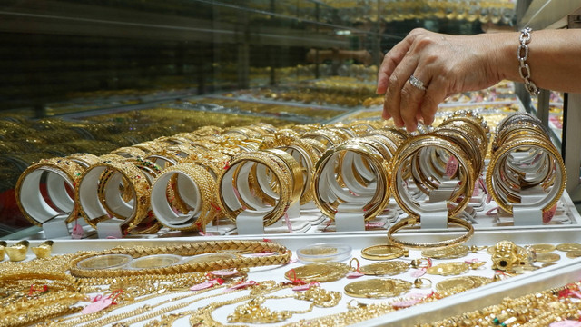 Pemilik toko menata perhiasan emas di kawasan Cikini, Jakarta Pusat, Senin (4/12/2023). Foto: ANTARA FOTO/Uyu Septiyati Liman