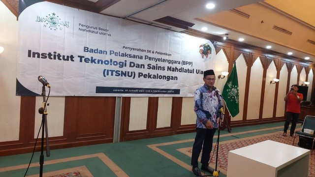 Ketua Lembaga Pendidikan Tinggi Nahdlatul Ulama (LPTNU) PBNU Ainun Naim menyerahkan Surat Keputusan (SK) PBNU tentang BPP ITSNU Pekalongan kepada Ketua BPP ITSNU Pekalongan usai pelantikan.