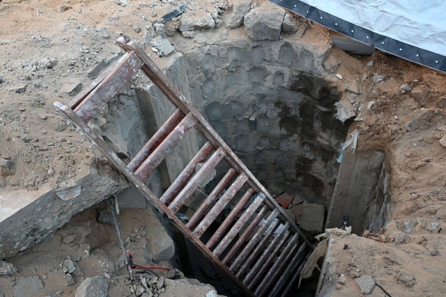 Pintu masuk ke sebuah terowongan yang digali oleh militan Hamas di dalam kompleks rumah sakit Al-Shifa di di Kota Gaza pada Jalur Gaza bagian utara. Foto: Ahikam Seri/AFP