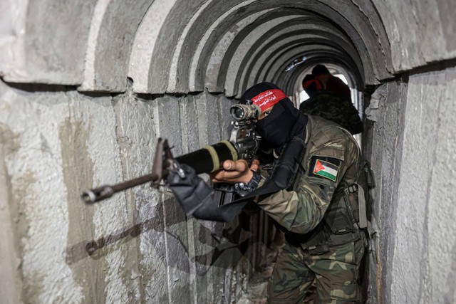 Pejuang Front Demokratik untuk Pembebasan Palestina (DFLP) berjalan di sebuah terowongan di selatan Jalur Gaza, pada 19 Mei 2023. Foto: Said Khatib/AFP