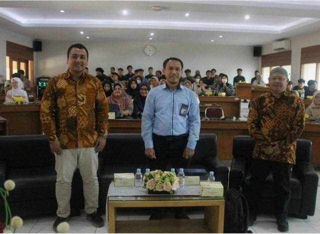 foto Bapak Kamal Barok, S.H., M.H., Kepala Bidang Penegakan Hukum KPPU, dosen UII, dan mahasiswa yang mengikuti kuliah umum