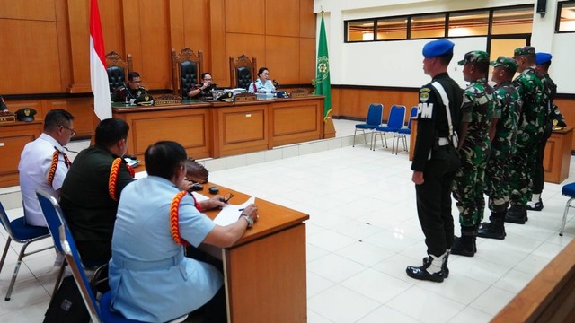 Pembacaan Pledoi kasus pembunuhan berencana yang dilakukan oleh para terdakwa Praka RM,  Praka HS dan Praka J terhadap Imam Masykur digelar secara terbuka untuk umum bertempat di  Ruang Sidang Garuda, Pengadilan Militer II-08 Jakarta. Foto: Puspen TNI