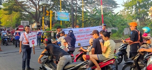 Masyarakat diimbau lebih berhati-hati saat melintasi perlintasan KA, terutama jalur ganda. Foto: Humas Daop 8 Surabaya