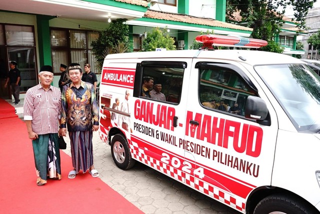 Cawapres Mahfud MD dan Sahabat Ganjar menyumbangkan sebuah mobil ambulans kepada Pondok Pesantren Nurul Jadid yang berlokasi di Jalan Kiai Haji Mun'im, Dusun Tj. Lor, Karanganyar, Kecamatan Paiton, Kabupaten Probolinggo, Jawa Timur. Foto: Dok. Istimewa