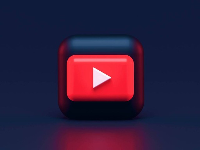 Ilustrasi cara emmotong video di YouTube. Foto: Unsplash/Alexander.