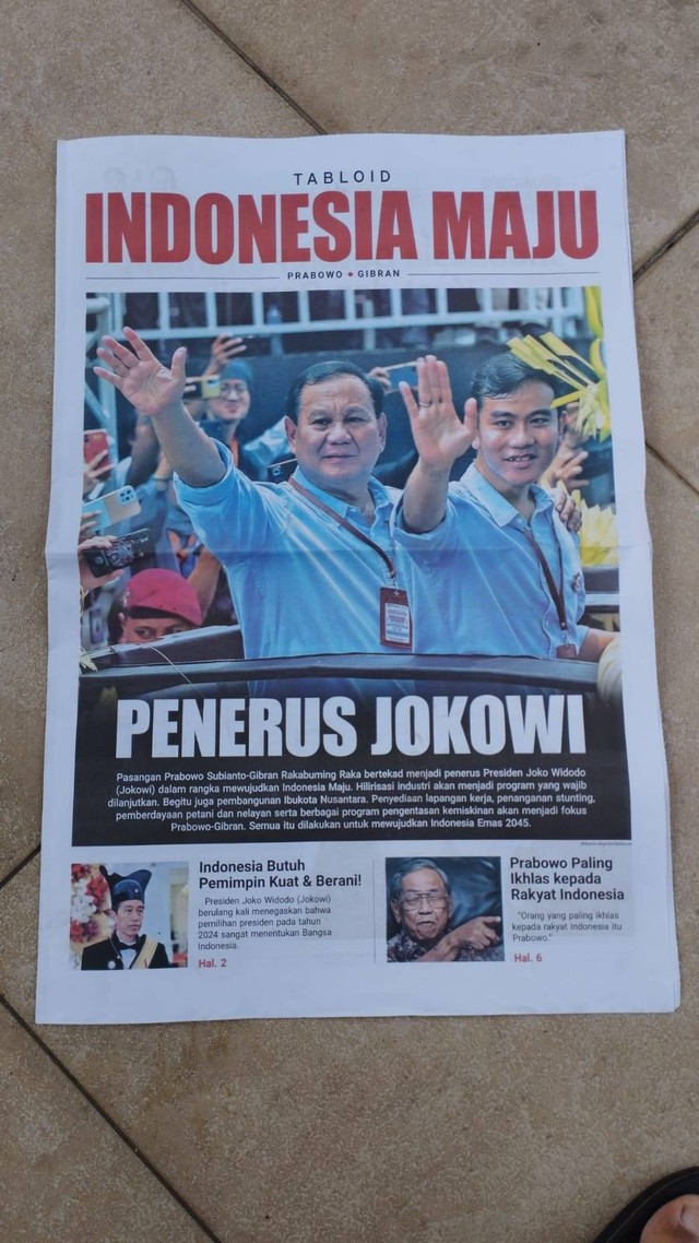 Tabloid Prabowo-Gibran dibagikan di rumah-rumah warga Warung Jati, Jakarta Selatan. Foto: Dok. kumparan