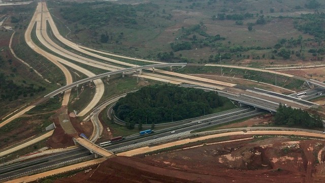 Foto udara proyek simpang susun Jalan Tol Jakarta-Cikampek II Selatan di Sadang, Kabupaten Purwakarta, Jawa Barat, Minggu (3/12/2023). Foto: Raisan Al Farisi/Antara Foto