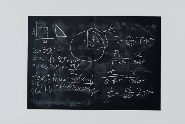 Ilustrasi rumus turunan trigonometri. Sumber: Pexels / Karolina Grabowska