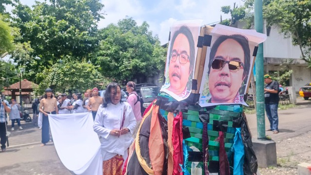 Sejumlah warga Yogyakarta yang tergabung dalam komunitas budaya Patembayan Nusantara menggelar aksi Larung Sukerta membersihkan Yogyakarta dari pengaruh jahat Ade Armando di Kali Gajah Wong, Gambiran, Kemantren Umbulharjo, Kota Yogyakarta. Foto: Arfiansyah Panji/kumparan