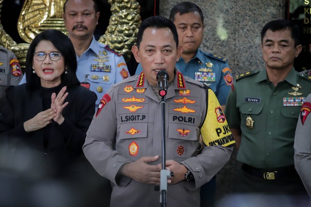 Kapolri Jenderal Listyo Sigit Prabowo menyampaikan keterangan usai melakukan pertemuan dengan Panglima TNI Jenderal Agus Subiyanto di Mabes Polri, Jakarta, Selasa (5/12/2023). Foto: Jamal Ramadhan/kumparan