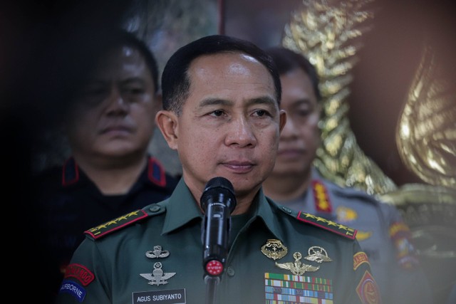 Panglima TNI Jenderal Agus Subiyanto menyampaikan keterangan usai melakukan pertemuan dengan Kapolri Jenderal Listyo Sigit Prabowo di Mabes Polri, Jakarta, Selasa (5/12/2023). Foto: Jamal Ramadhan/kumparan