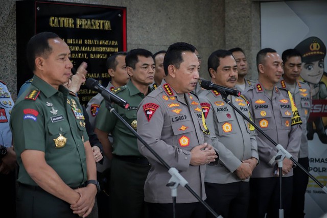 Kapolri Jenderal Listyo Sigit Prabowo menyampaikan keterangan usai melakukan pertemuan dengan Panglima TNI Jenderal Agus Subiyanto di Mabes Polri, Jakarta, Selasa (5/12/2023). Foto: Jamal Ramadhan/kumparan