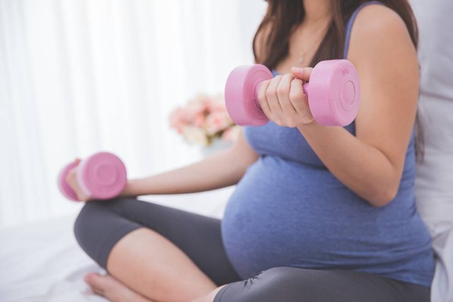 Ilustrasi ibu hamil olahraga angkat beban. Foto: Odua Images/Shutterstock