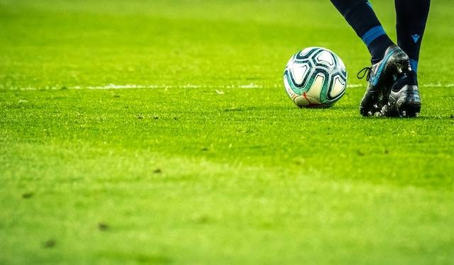 Ilustrasi pengertian formasi permainan sepak bola. Foto: Unsplash/Emilio Garcia