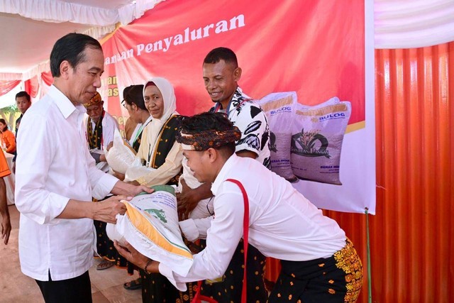 Presiden Jokowi membagikan bantuan cadangan beras pemerintah di Kompleks Pergudangan Danga, Nagekeo, NTT. Foto: Muchlis Jr/Biro Pers Sekretariat Presiden
