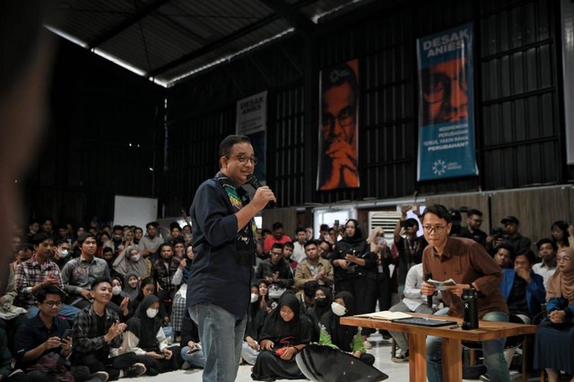 Anies Baswedan berdialog bersama milenial Banjarmasin di Wetlands Square, Banjarmasin, Kalsel, Selasa (5/12/2023). Foto: Dok. Istimewa