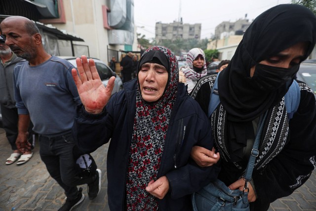 Warga Palestina di sekolah Ma'an, Khan Younis di rumah sakit Nasser saat serangan Israel melakukan serangan. Foto: Ibraheem Abu Mustafa/Reuters