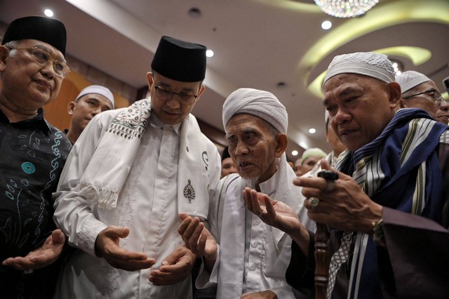 Anies Baswedan menghadiri acara deklrasi dan doa bersama Habaib dan Alim Ulama se-Kalimantan Selatan di Hotel Galaxy Banjarmasin, Kalsel, Selasa (5/12/2023). Foto: Dok. Istimewa