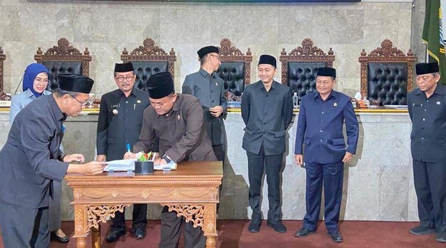 Wakil Ketua DPRD Kabupaten Cirebon, Rudiana saat menandatanangani persetujuan pemekaran Kabupaten Cirebon Timur saat rapat paripurna. Foto: Tarjoni/Ciremaitoday