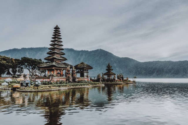 Pura Ulun Danu Bratan. Foto hanya ilustrasi. Sumber: Unsplash/kharl anthony paica