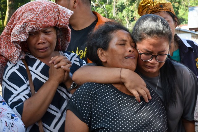 Sejumlah keluarga korban menangis saat tiba di lokasi bencana tanah longsor di Desa Simangulampe, Humbang Hasundutan, Sumatera Utara, Selasa (5/12/2023).  Foto: Fransisco Carolio/ANTARA FOTO