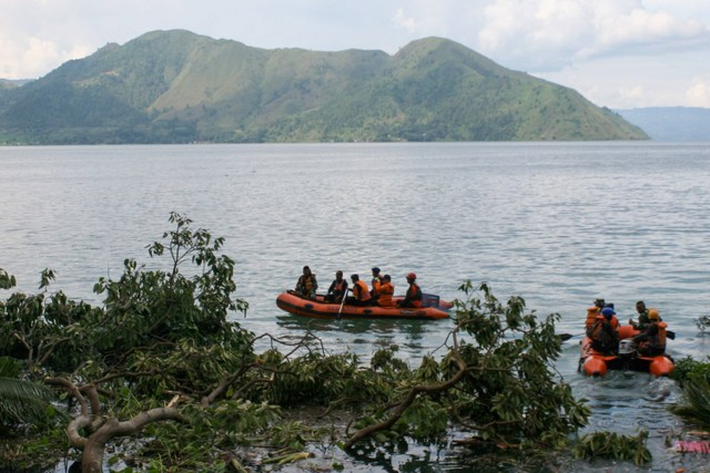 Pencarian 10 Korban Banjir Bandang Humbahas Terkendala Air Keruh Danau ...