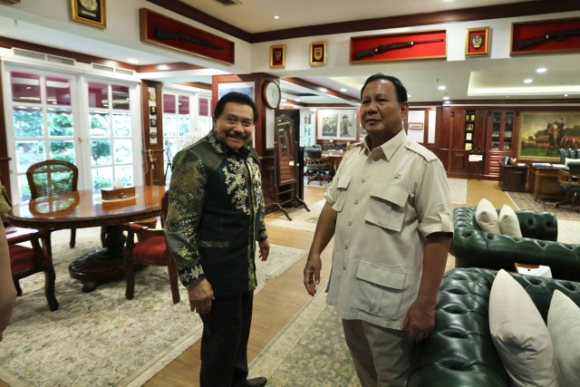 Menteri Pertahanan Prabowo Subianto menerima kunjungan silaturahmi Jenderal TNI (Purn.) A. M. Hendropriyono di Kantor Kementerian Pertahanan (Kemhan) RI, Jakarta, Selasa (5/12/2023). Foto: Dok. Istimewa