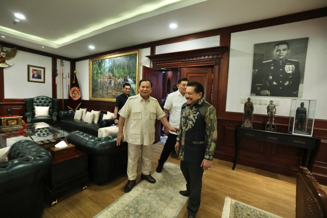 Menteri Pertahanan Prabowo Subianto menerima kunjungan silaturahmi Jenderal TNI (Purn.) A. M. Hendropriyono di Kantor Kementerian Pertahanan (Kemhan) RI, Jakarta, Selasa (5/12/2023). Foto: Dok. Istimewa