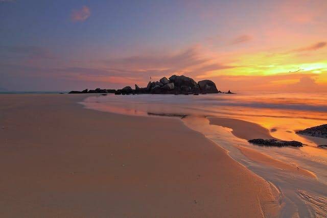 Ilustrasi Pantai Padang Padang. Sumber pexels-pok-rie