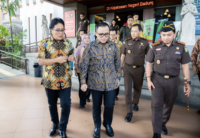 Bupati Badung Nyoman Giri Prasta (kiri) menyambut kedatangan Menteri PAN-RB Abdullah Azwar Anas (kedua kiri) di Kantor Kejaksaan Negeri Badung, Selasa (5/12). Foto: Dok. Istimewa