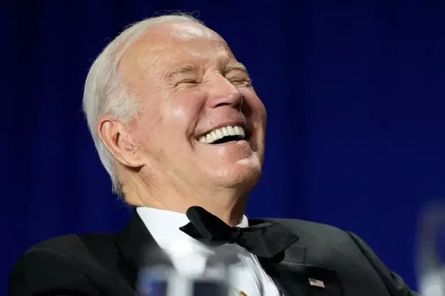 Presiden Joe Biden tertawa ketika komedian Roy Wood Jr. berbicara pada jamuan makan malam Asosiasi Koresponden Gedung Putih.  Foto: Carolyn Kaster/AP Photo