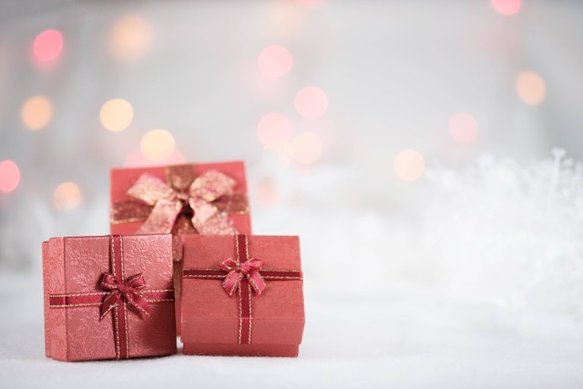 Hadiah Natal untuk teman adalah pemberian spesial yang diberikan dalam rangka merayakan Natal. Foto: Pexels.com