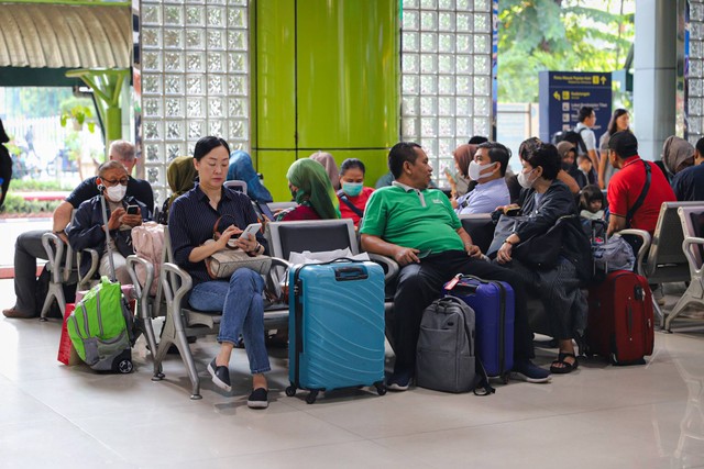 Calon penumpang kereta api berjalan di  Stasiun Gambir, Jakarta, Rabu (6/12/2023). Foto: Iqbal Firdaus/kumparan