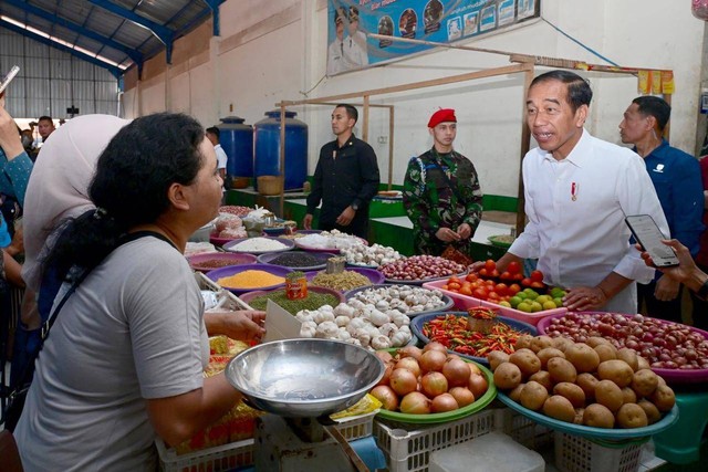 Presiden Jokowi cek harga kebutuhan di Pasar Oebobo. Foto: Muchlis Jr/Biro Pers Sekretariat Presiden