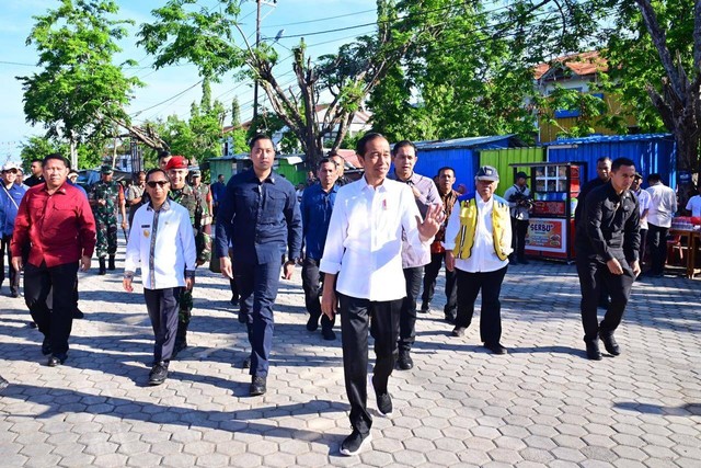 Presiden Jokowi cek harga kebutuhan di Pasar Oebobo. Foto: Muchlis Jr/Biro Pers Sekretariat Presiden