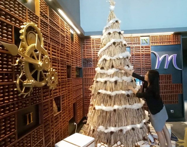 Pohon natal dari tanaman eceng gondok hiasi lobi hotel di Surabaya. Foto-foto: Masruroh/Basra