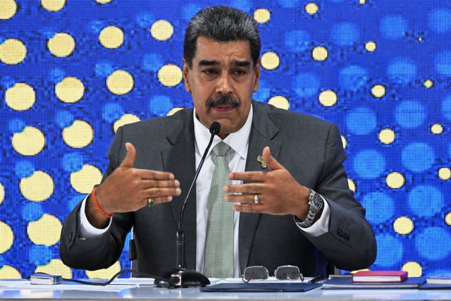 Presiden Venezuela Nicolas Maduro berbicara dalam konferensi pers sehari setelah referendum konsultatif mengenai kedaulatan Venezuela atas wilayah Essequibo yang dikuasai negara tetangga Guyana, di markas CNE di Caracas pada 4 Desember 2023. Foto: Federico Parra / AFP