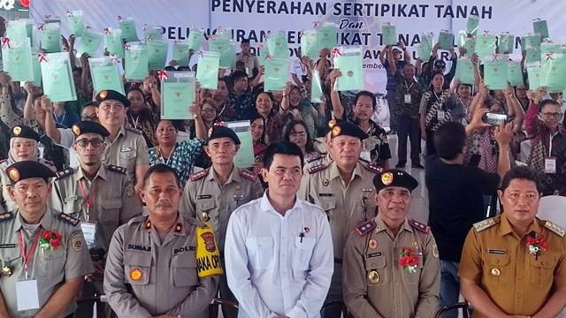 Penyerahan sertifikat tanah oleh ATR/BPN Sulawesi Utara