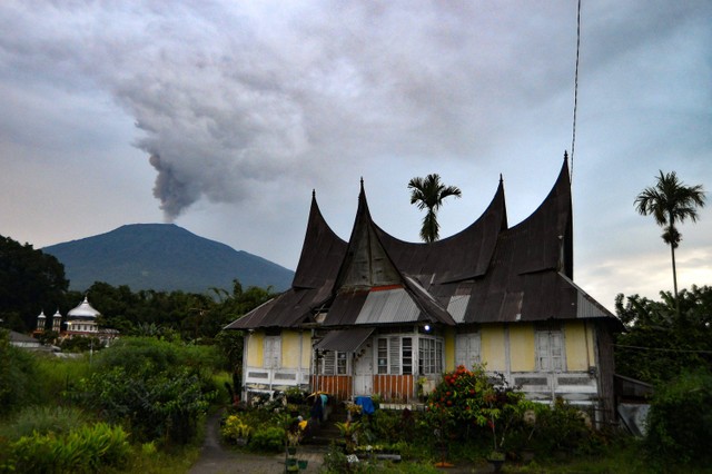 Gunung Marapi mengeluarkan abu vulkanik terlihat dari Panyalaian, Tanah Datar, Sumatera Barat, Rabu (6/12/2023). Foto: Iggoy el Fitra/Antara Foto